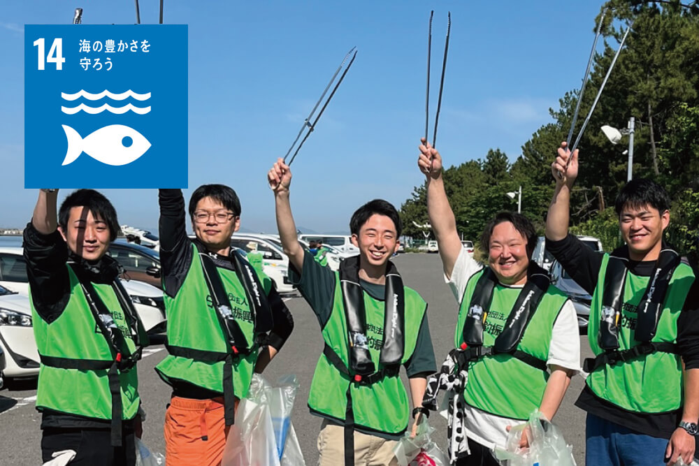 釣場の清掃活動や稚魚放流活動に取り組むイチバンエイトのスタッフ