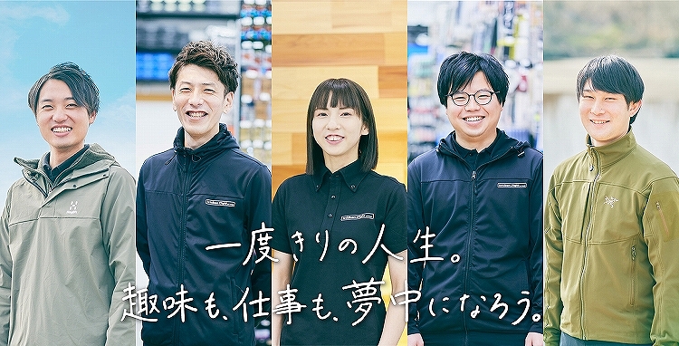 店舗の売り場づくりでPOPやレイアウトのアイデアを出し合う先輩と後輩スタッフ