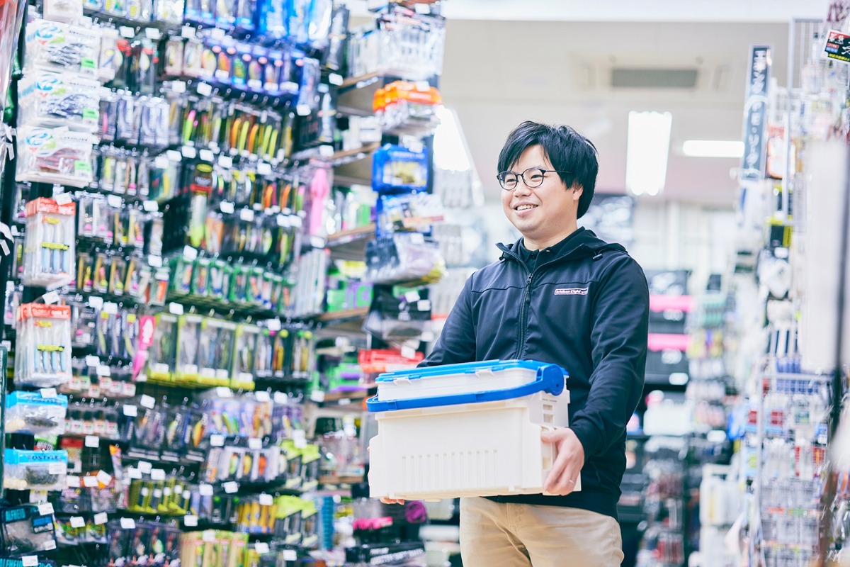 メーカー担当者と釣具の入荷計画や仕入れの打合せを行うスタッフ