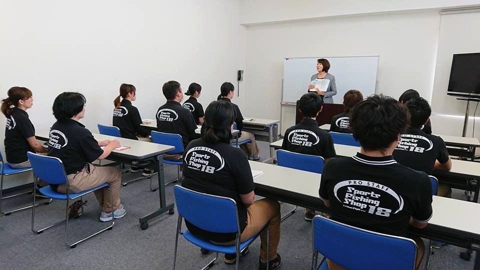 CS研修で講師の話を聞くフィッシングエイトのスタッフたち